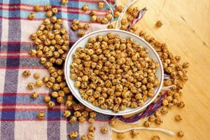 Bowl of roasted leblebi chickpeas on a traditional woven cloth